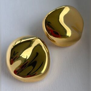 TRIFARI LUXURY VINTAGE 1980s GOLD-TONE CLIP-ON EARRINGS/NEAR-MINT